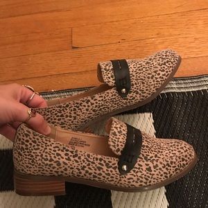 Size 7 Chase+Chloe leopard print loafers